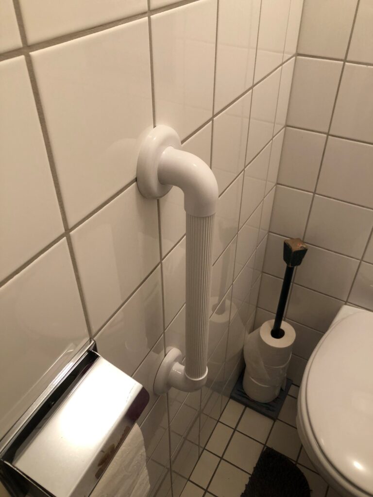 wandbeugel in de toiletruimte